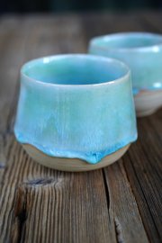 Handgefertigte Keramikbecher – Türkis mit fließender Glasur